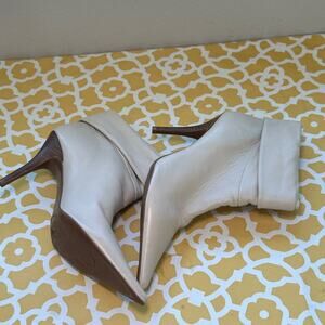 NWOT BCBGirls Cream Ankle Booties 10